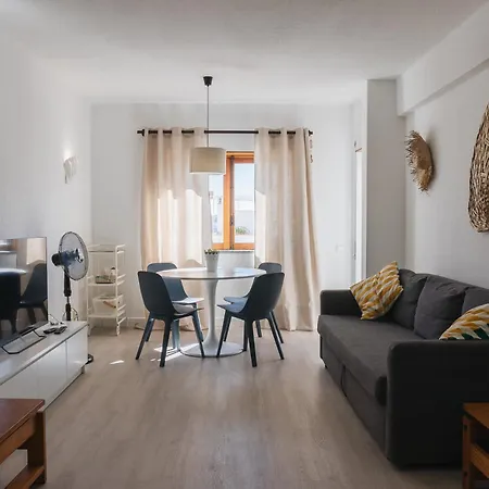 With Balcony - 5 Min Walk To The & Restaurants Apartment *