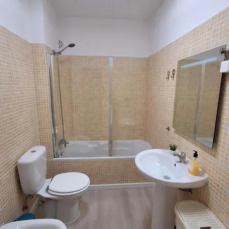 Apartment With Balcony - 5 Min Walk To The & Restaurants